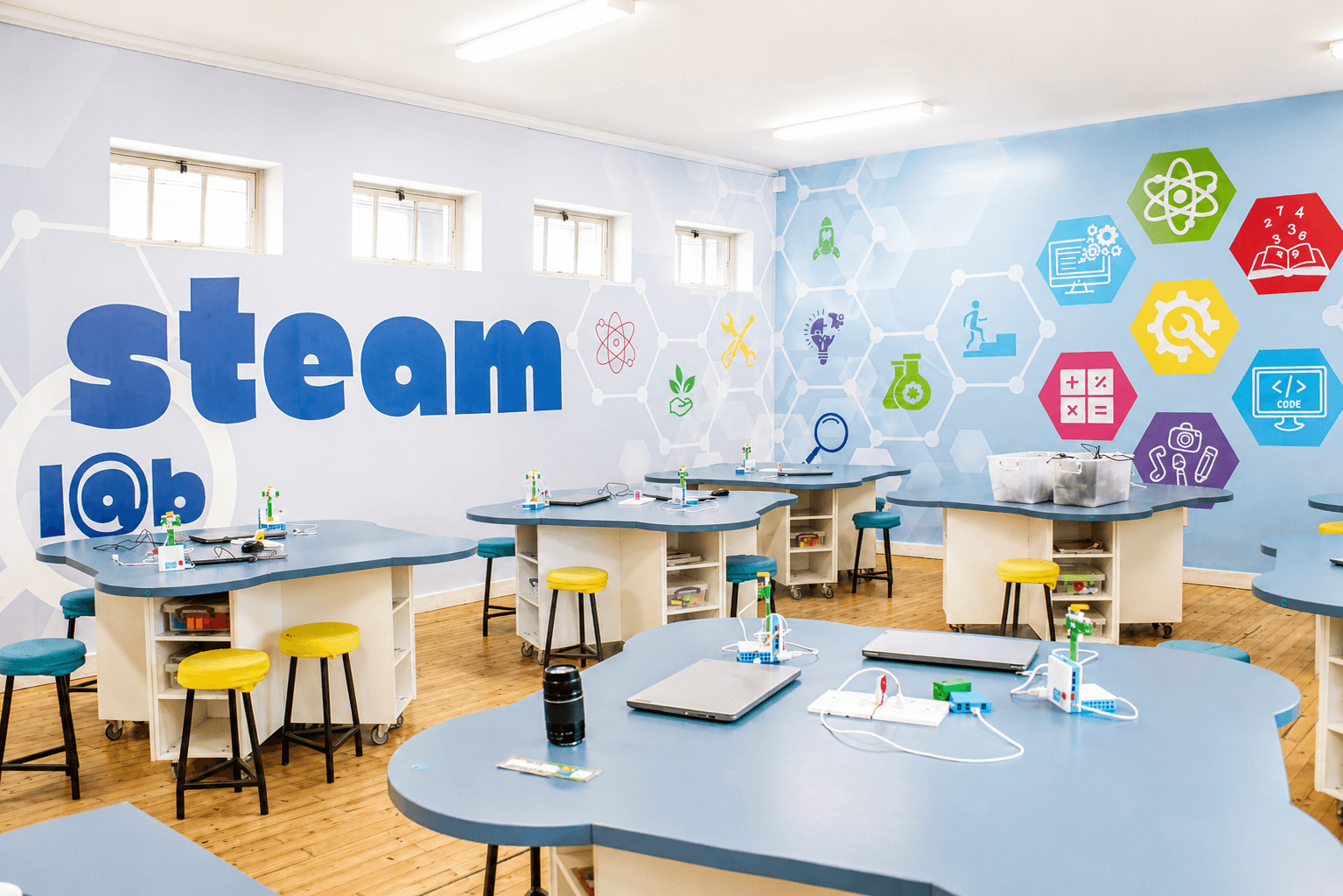 Leerders werk saam in Laerskool Totius se STEM-lokaal