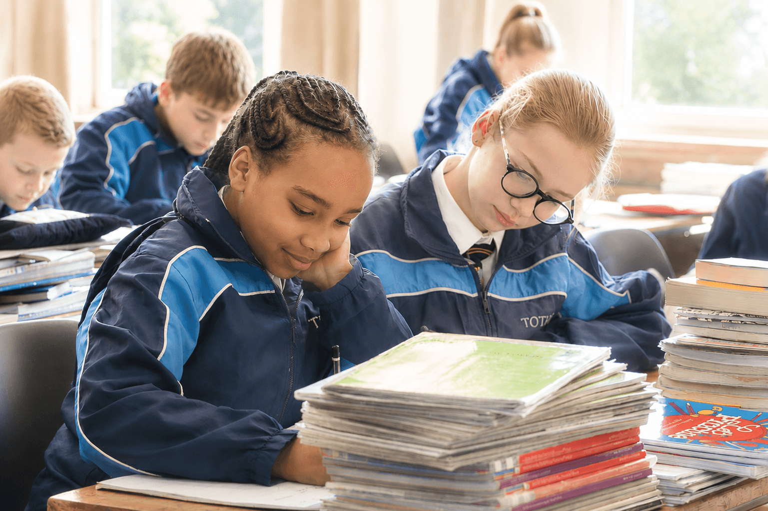 Twee leerders werk saam met hul boeke