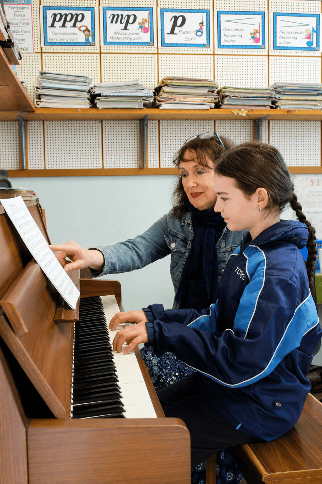 Musiekonderwyser en leerder by die klavier