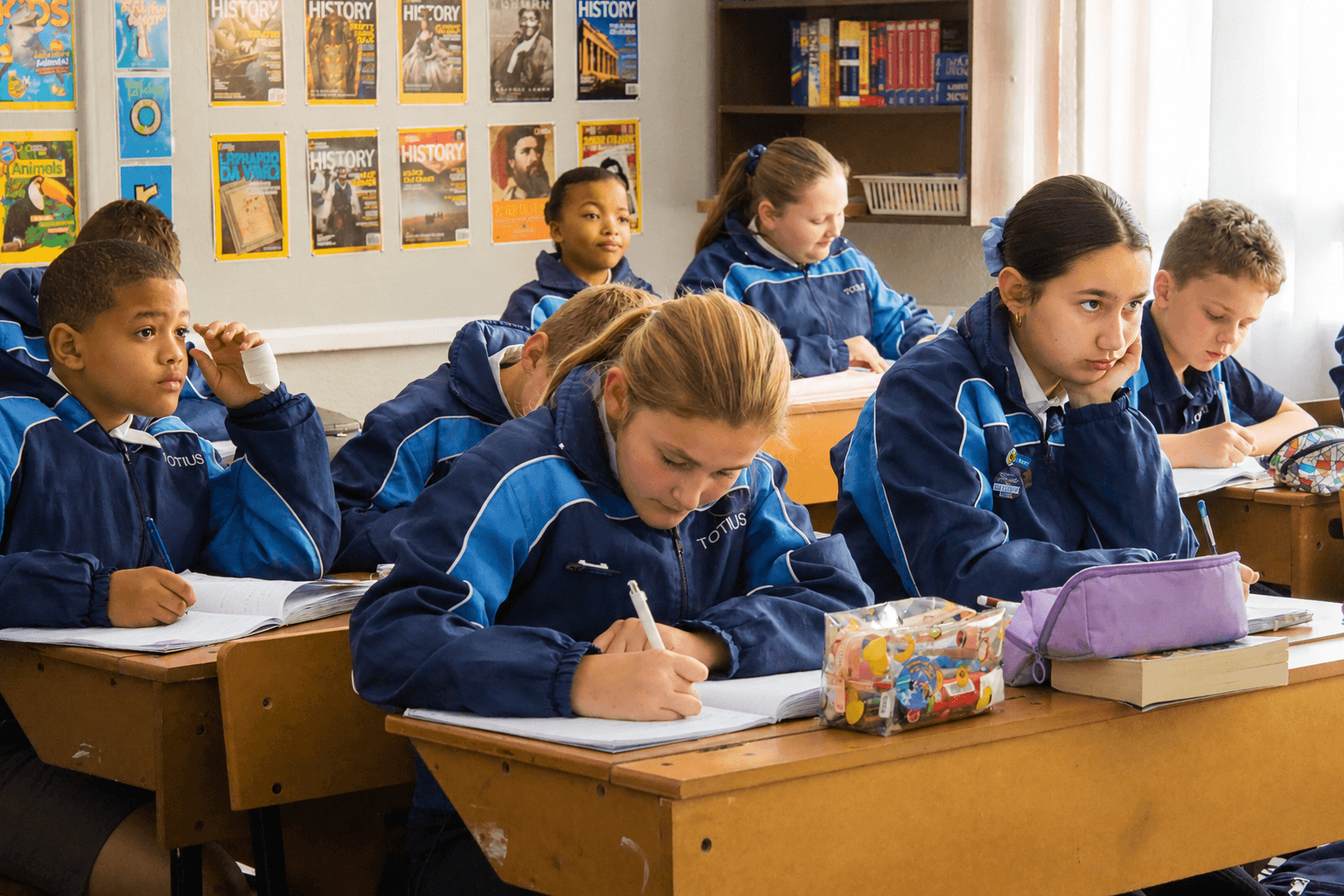 Leerders neem saam aan 'n klasaktiwiteit deel