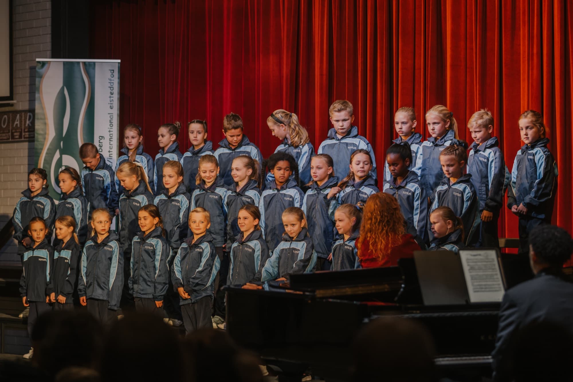 Volle skoolkoor tydens 'n optrede