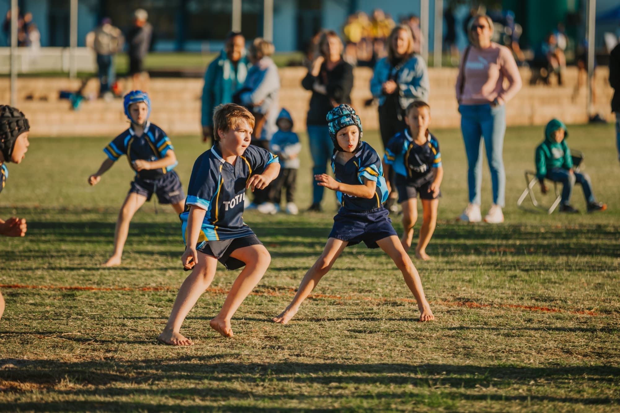 Jong rugbyspeler hardloop met die bal
