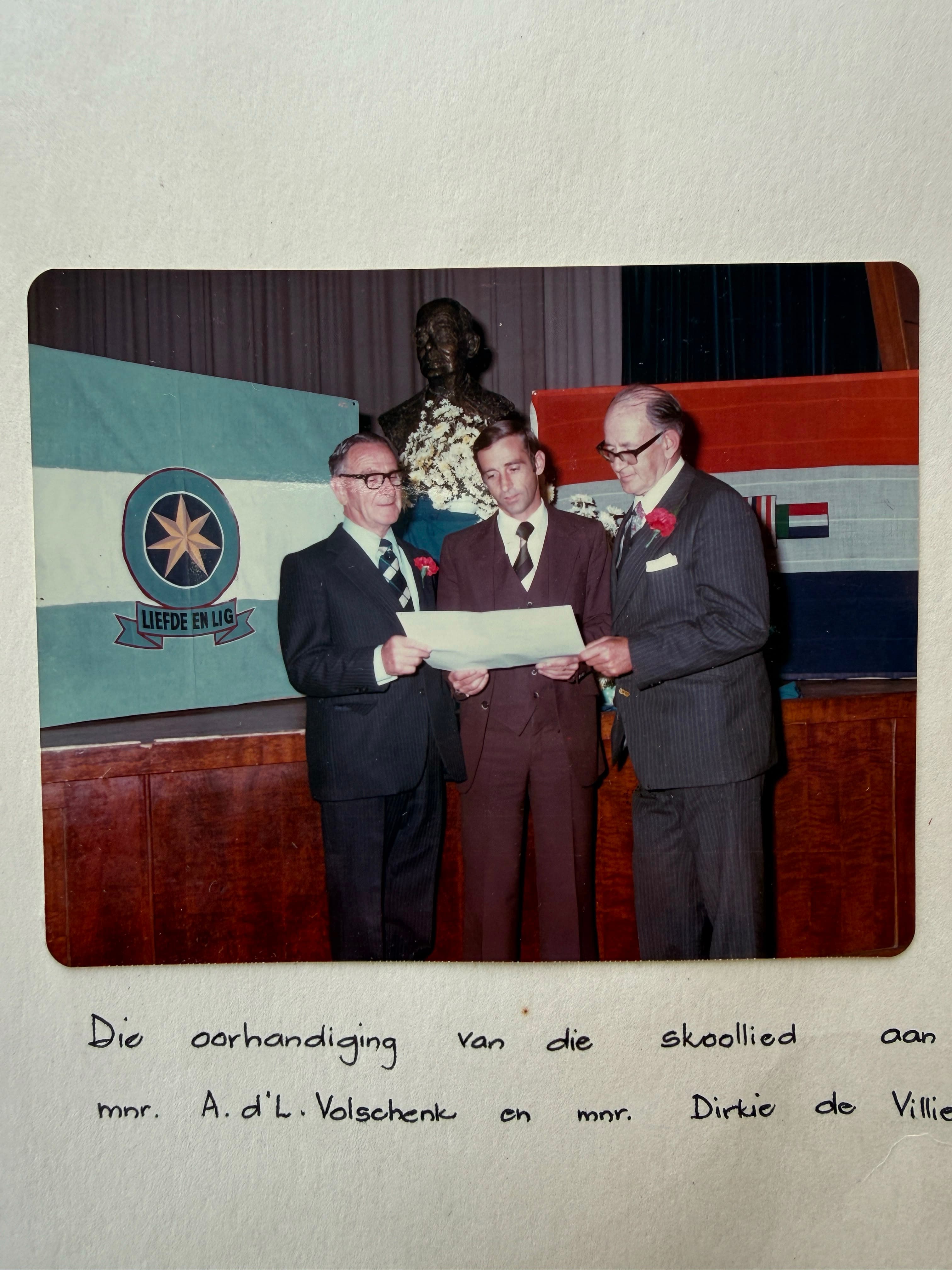 Die skoollied word in 1979 aan Laerskool Totius oorhandig