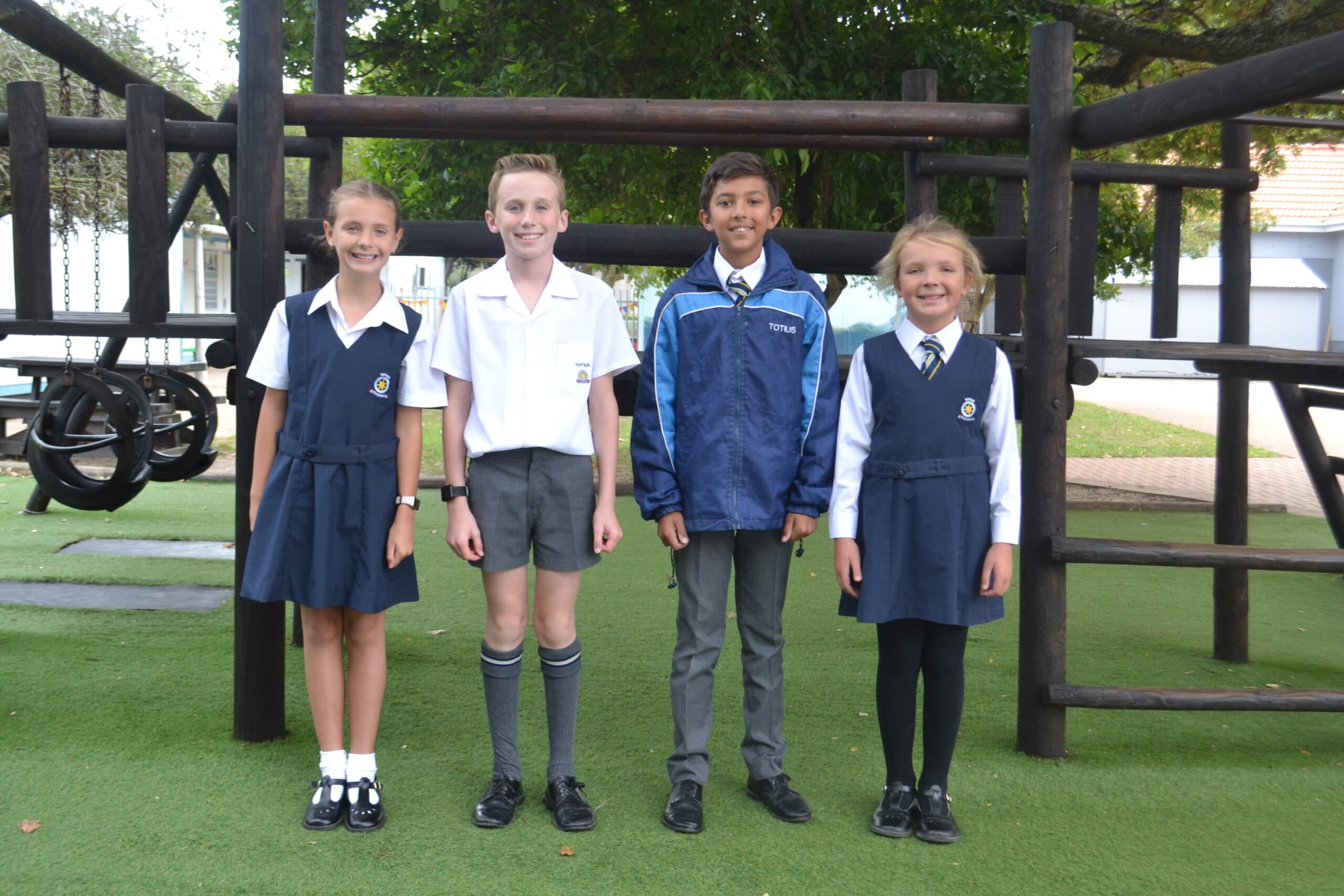 Totius-leerders in skooldrag by die skool